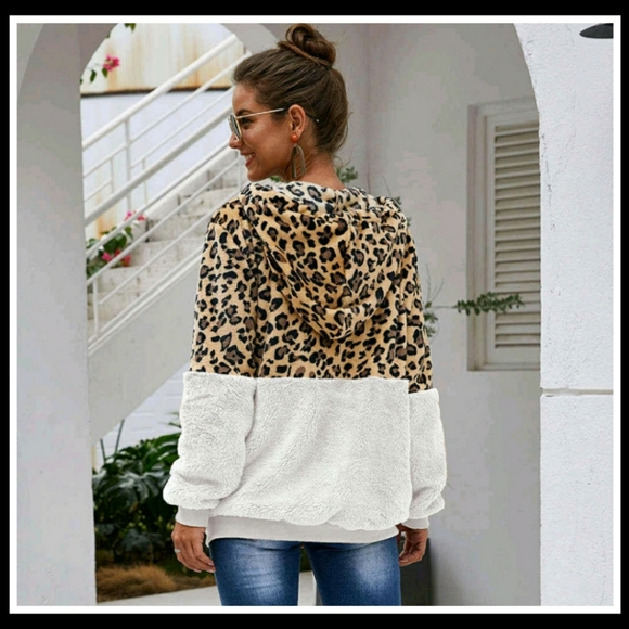 🎉HP🎉🤍White Leopard Print Teddy Jacket 🤍 - Picture 4 of 4